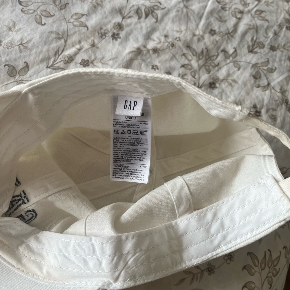 GAP hat - Picture 2 of 2